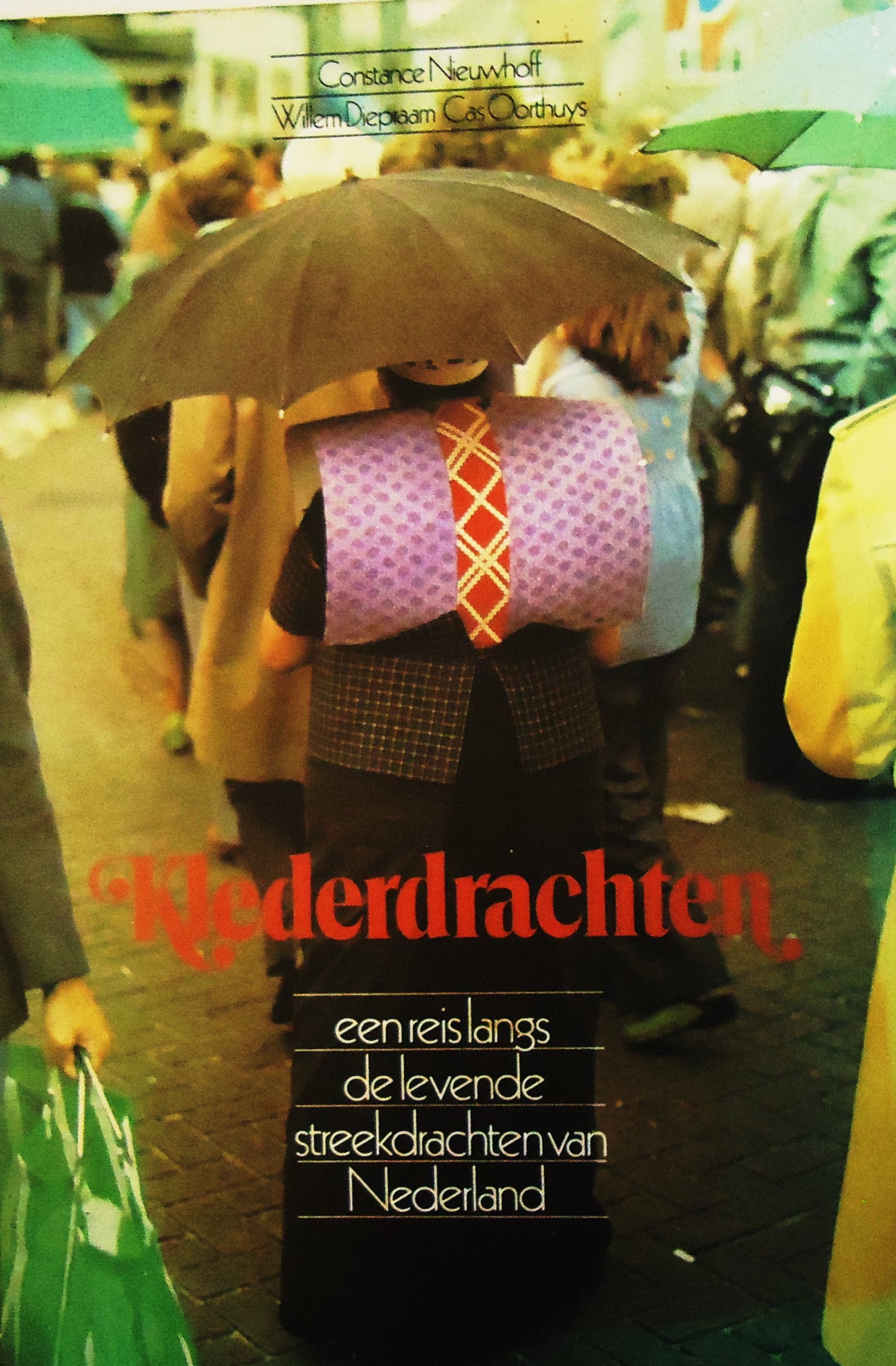 Klederdrachten: Een reis langs de levende streekdrachten van Nederland (Dutch Edition) Books