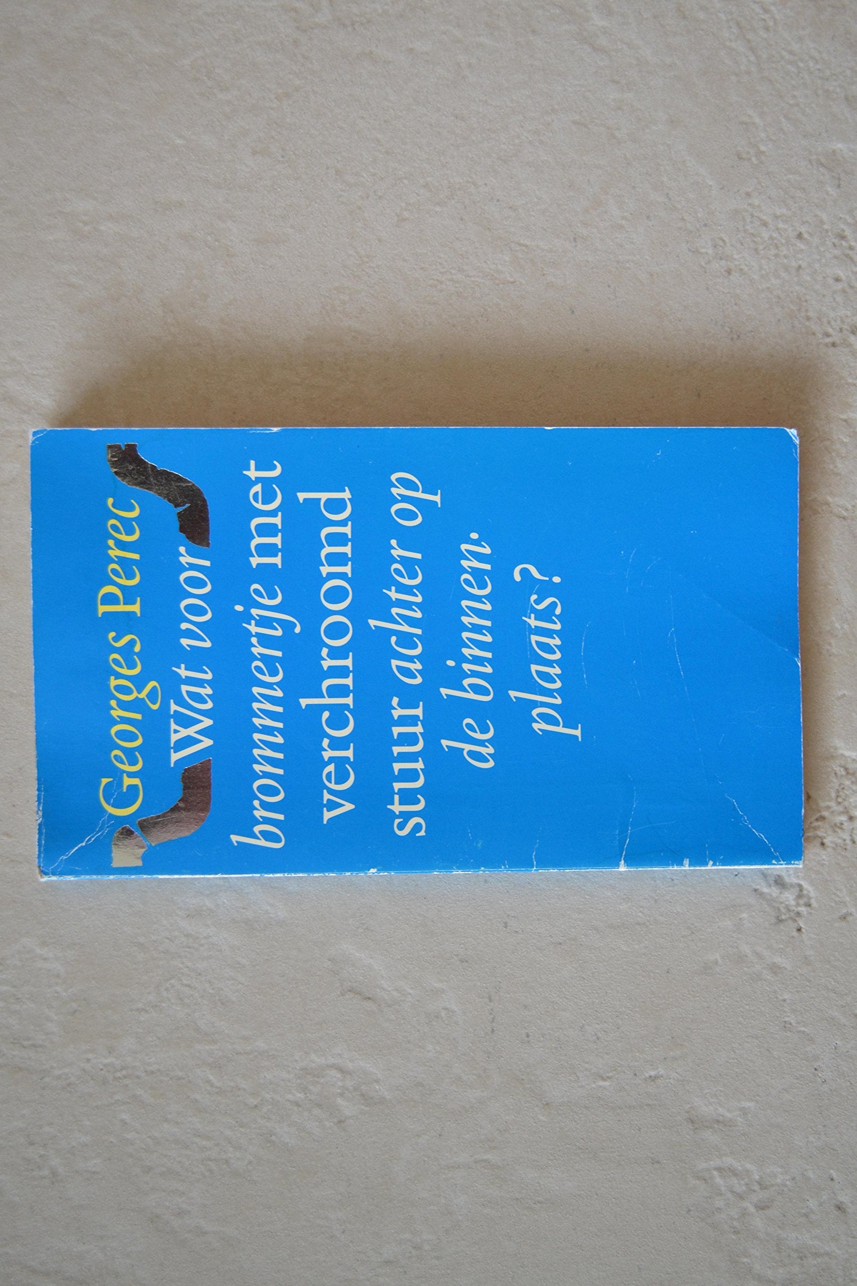 Wat voor brommertje met verchroomd stuur achter op de binnenplaats ? Contemporary literature