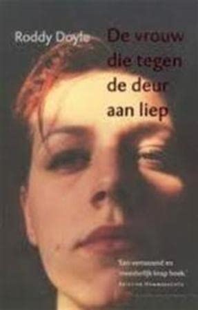 De vrouw die tegen de deur aan liep book