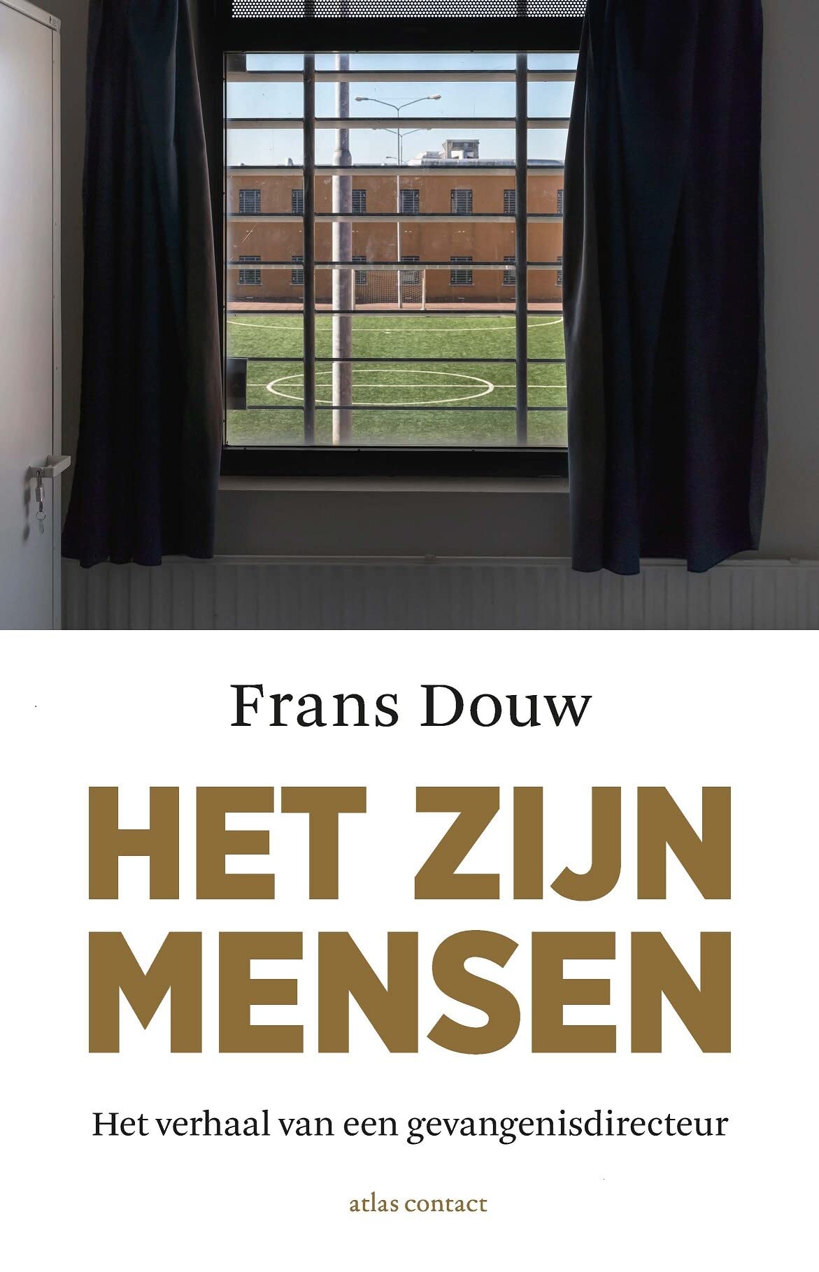 Het zijn mensen: het verhaal van een gevangenisdirecteur book