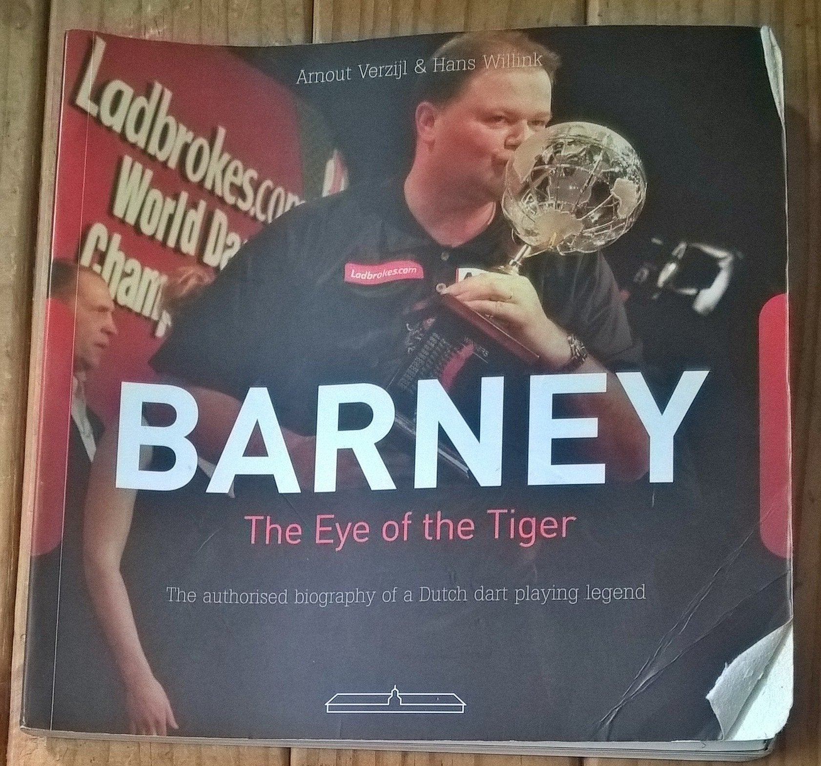 Barney - The eye of the tiger / druk 1: the authorised biography of a dutch darts playing legend Sports