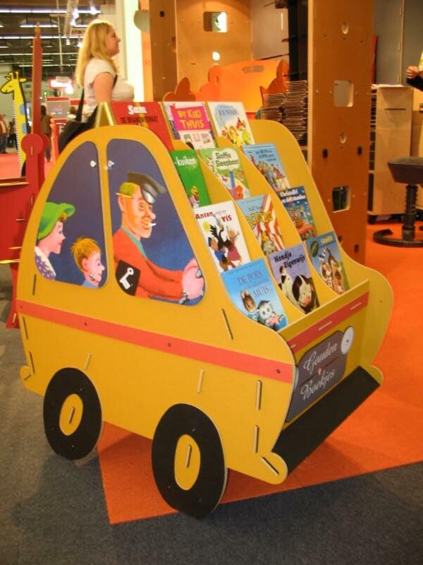 De gele taxi houten Gouden Boekjes Display 144 ex: houten display van de Gele Taxi book