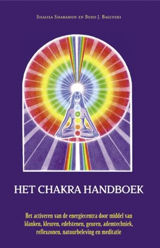 Het chakra handboek: het activeren van de energiecentra door middel van klanken, kleuren, edelstenen, geuren, ademtechniek, reflexzonen, natuurbeleving en meditatie Religion & Esotericism