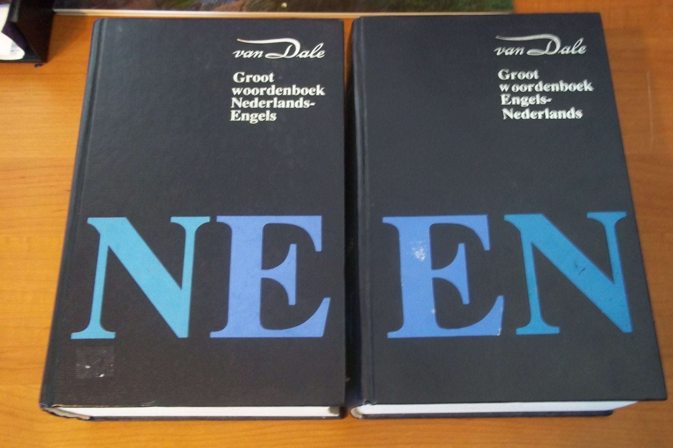 Nederlands - Engels (Van Dale Groot Woordenboeken) Reference Books