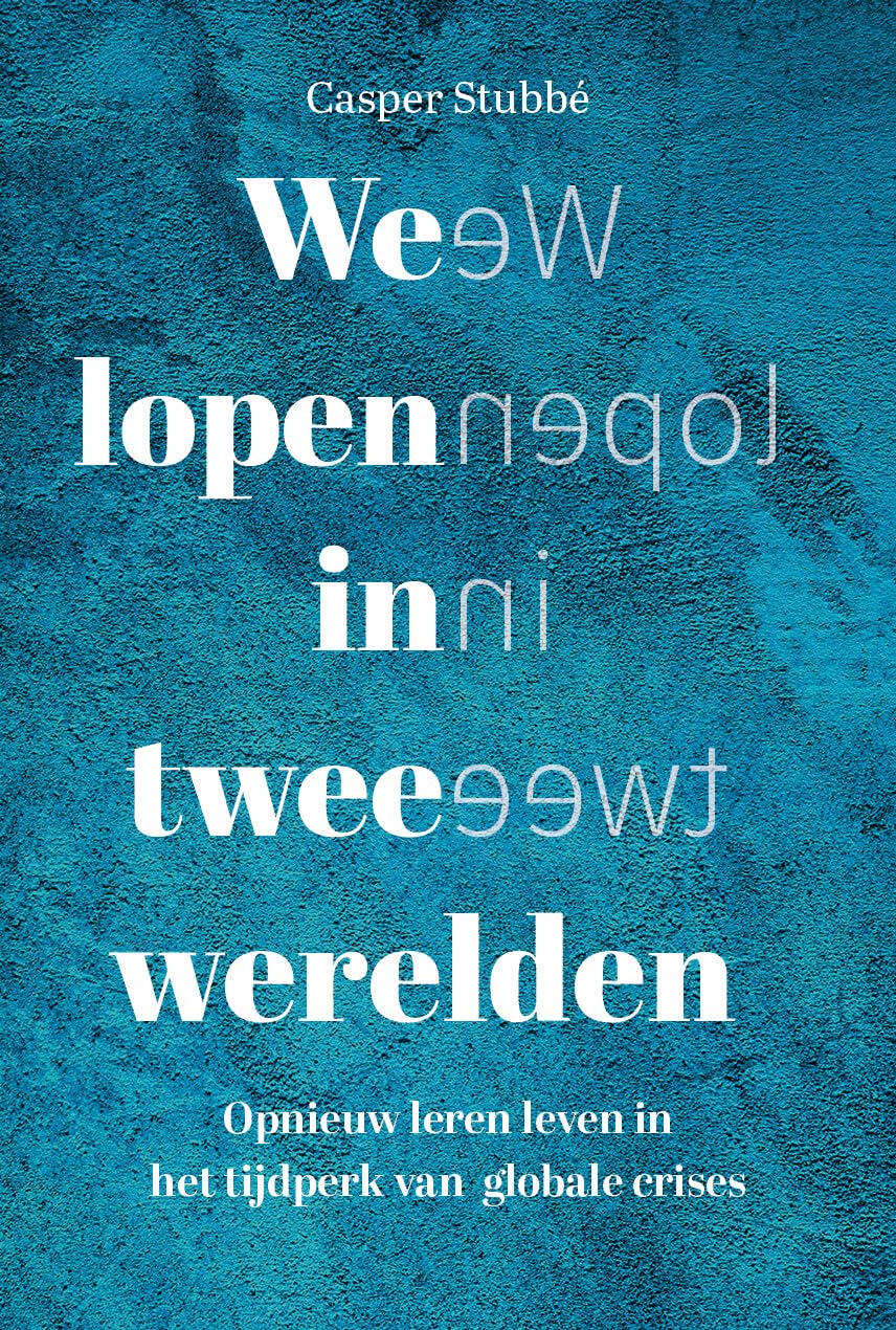 We lopen in twee werelden: opnieuw leren leven in het tijdperk van globale crises book