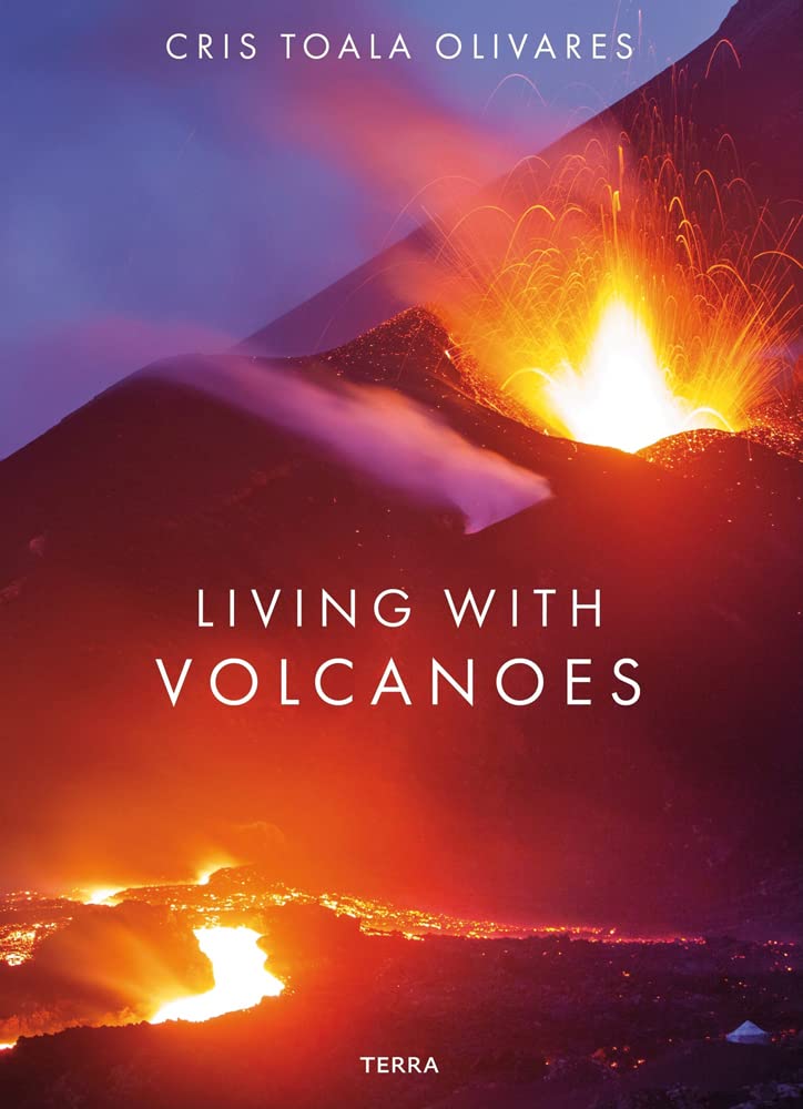 Cris Toala Olivares Living With Volcanoes /anglais book