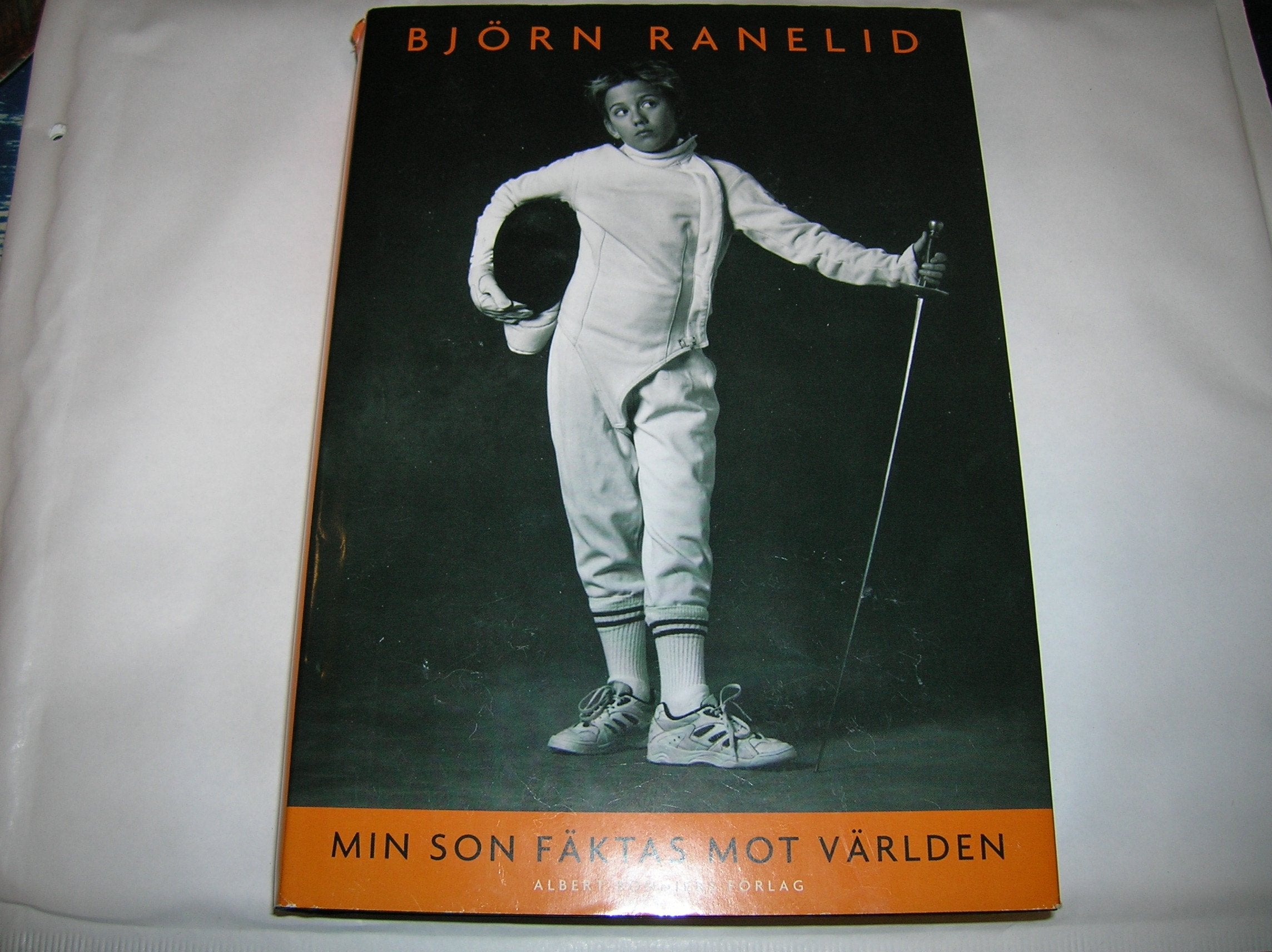Min son fäktas mot världen Books