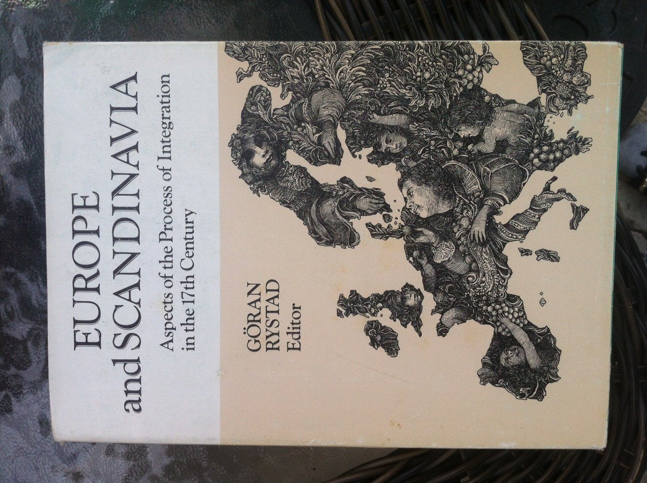 Europe and Scandinavia: Aspects of the process of integration in the 17th century (Lund studies in international history) Books