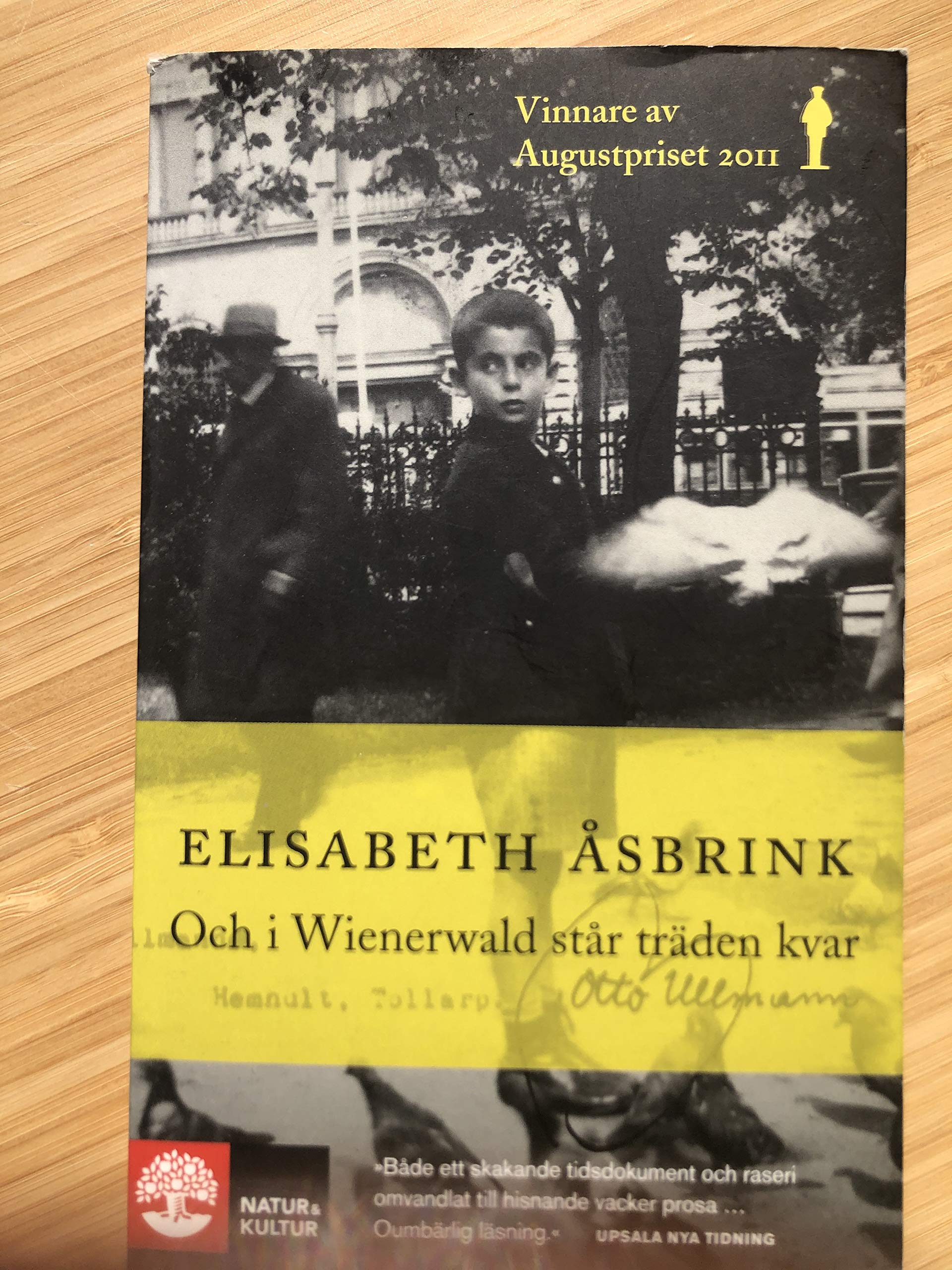 Och i Wienerwald står träden kvar Books