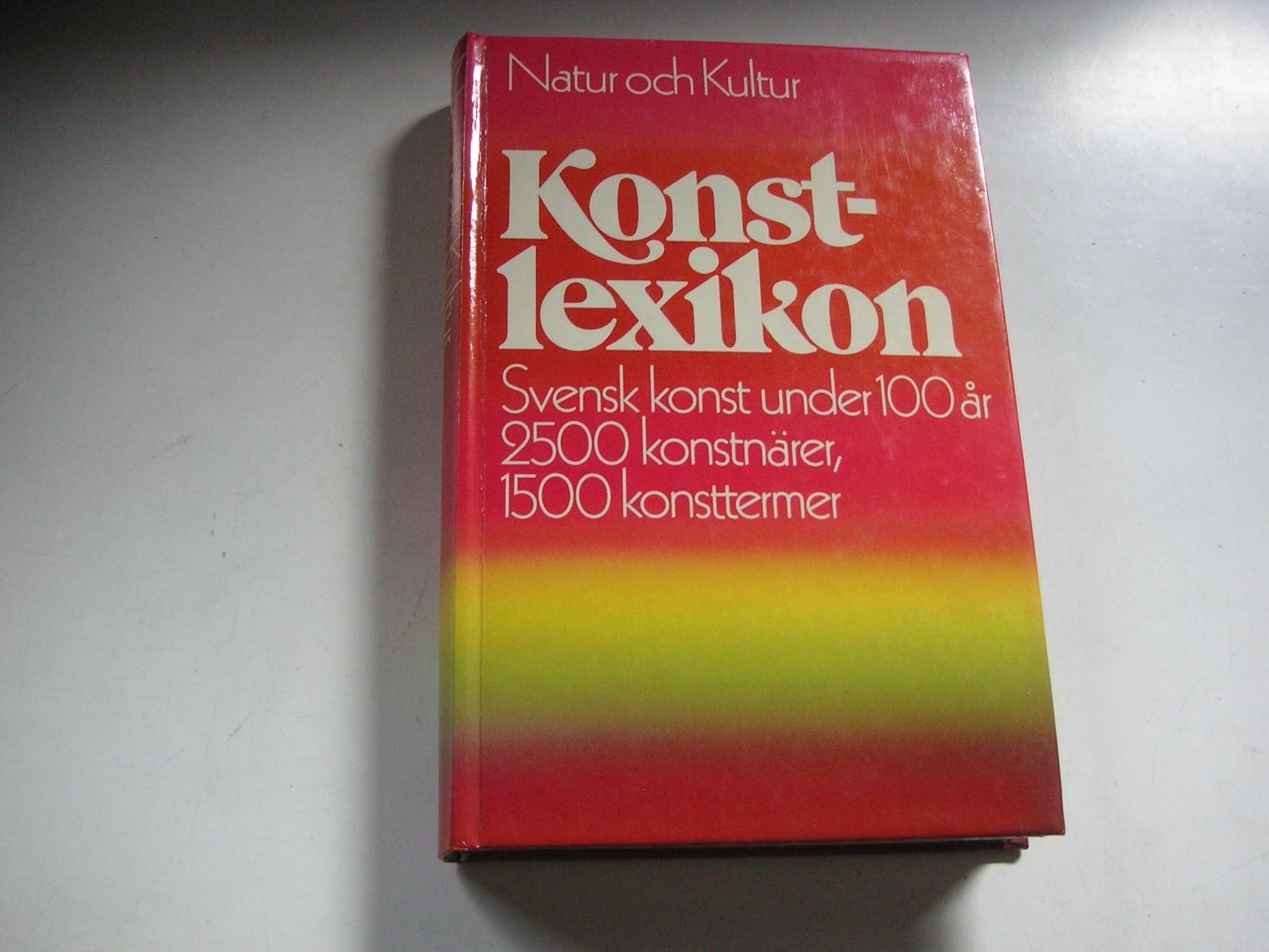 Konstlexikon - Svensk konst under 100 ár, 2500 konstnärer, 1500 konsttermer Books