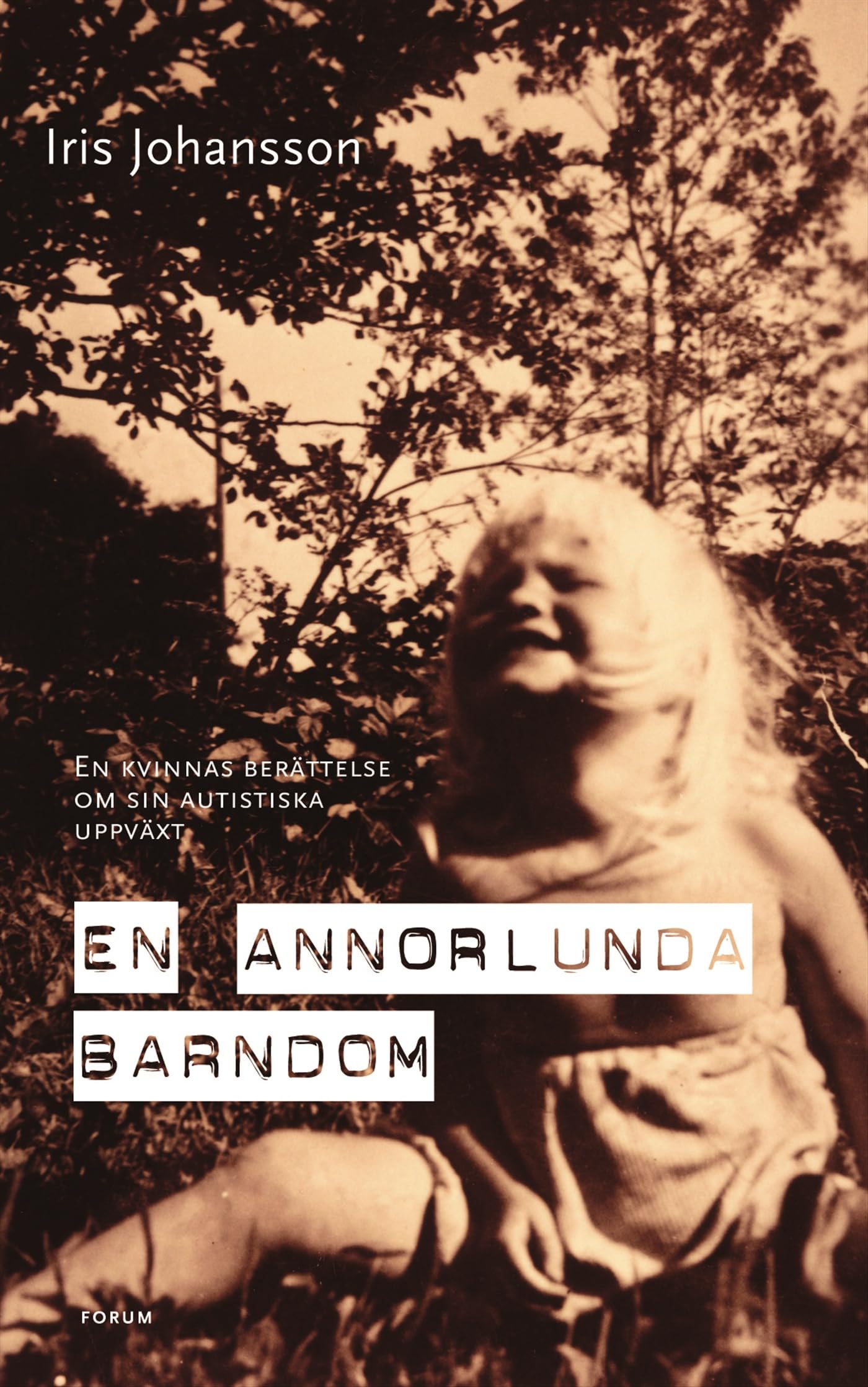 En annorlunda barndom : en kvinnas berättelse om sin autistiska uppväxt Books