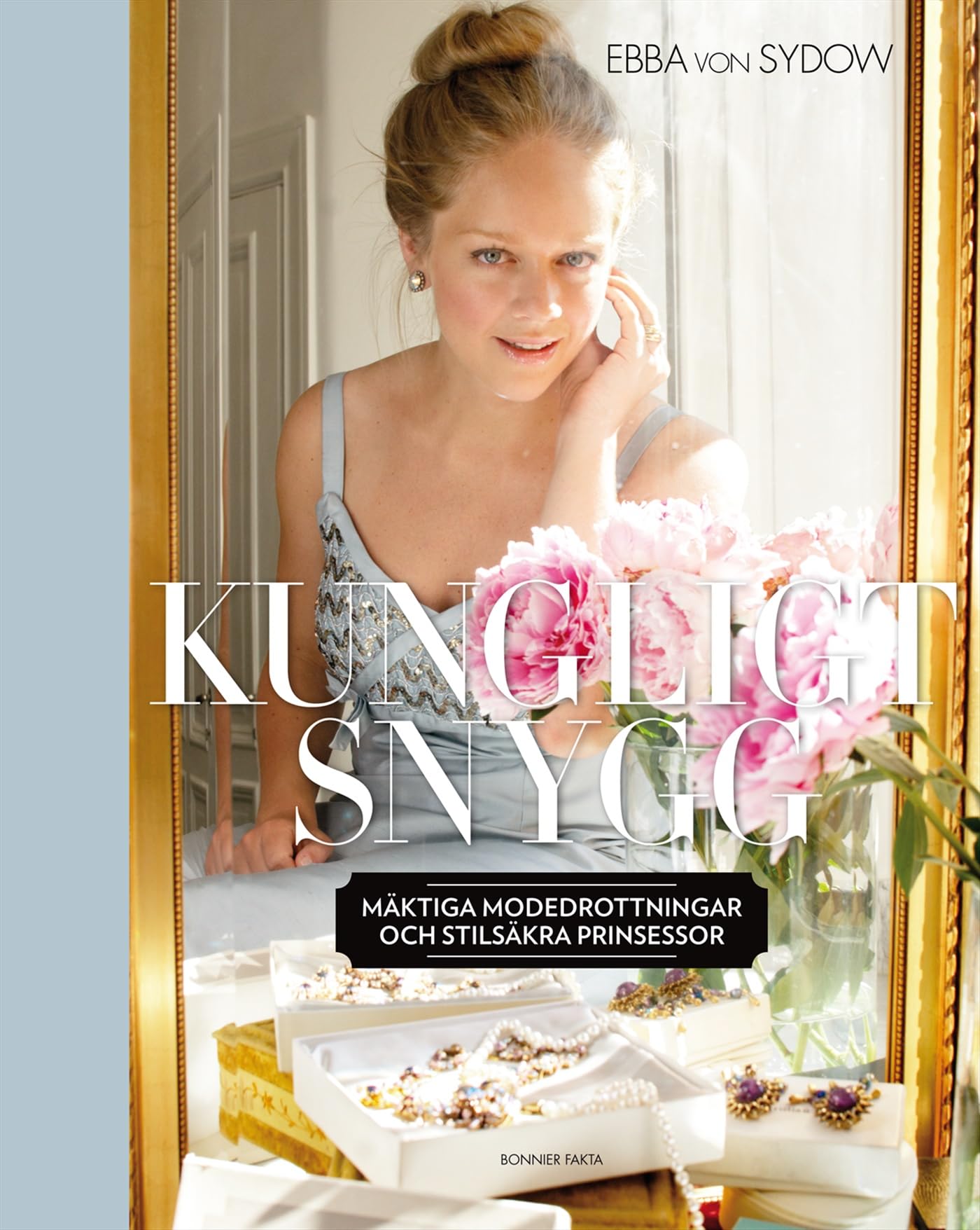 Kungligt snygg : mäktiga modedrottningar och stilsäkra prinsessor Books