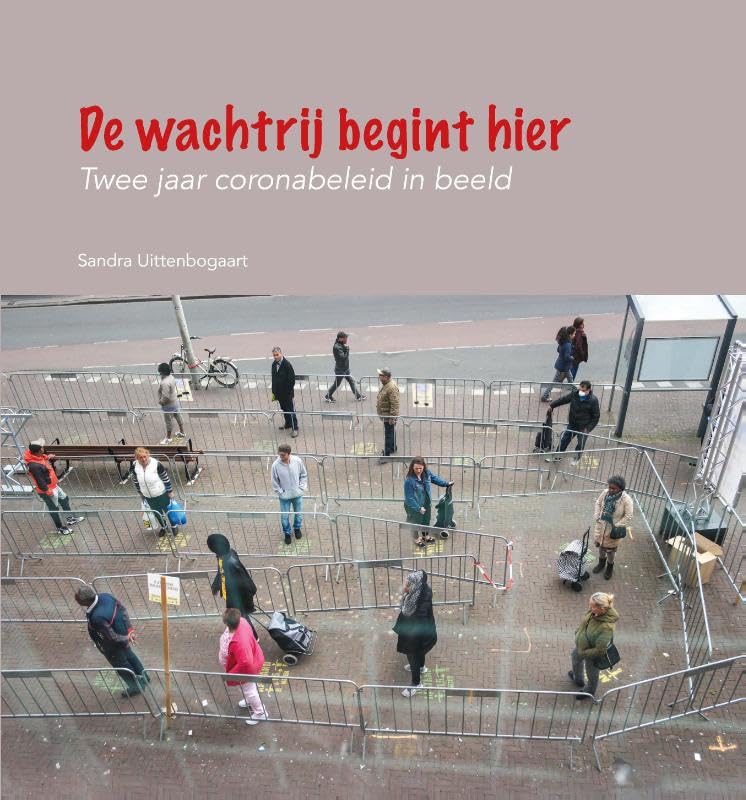 De wachtrij begint hier: Twee jaar coronabeleid in beeld book