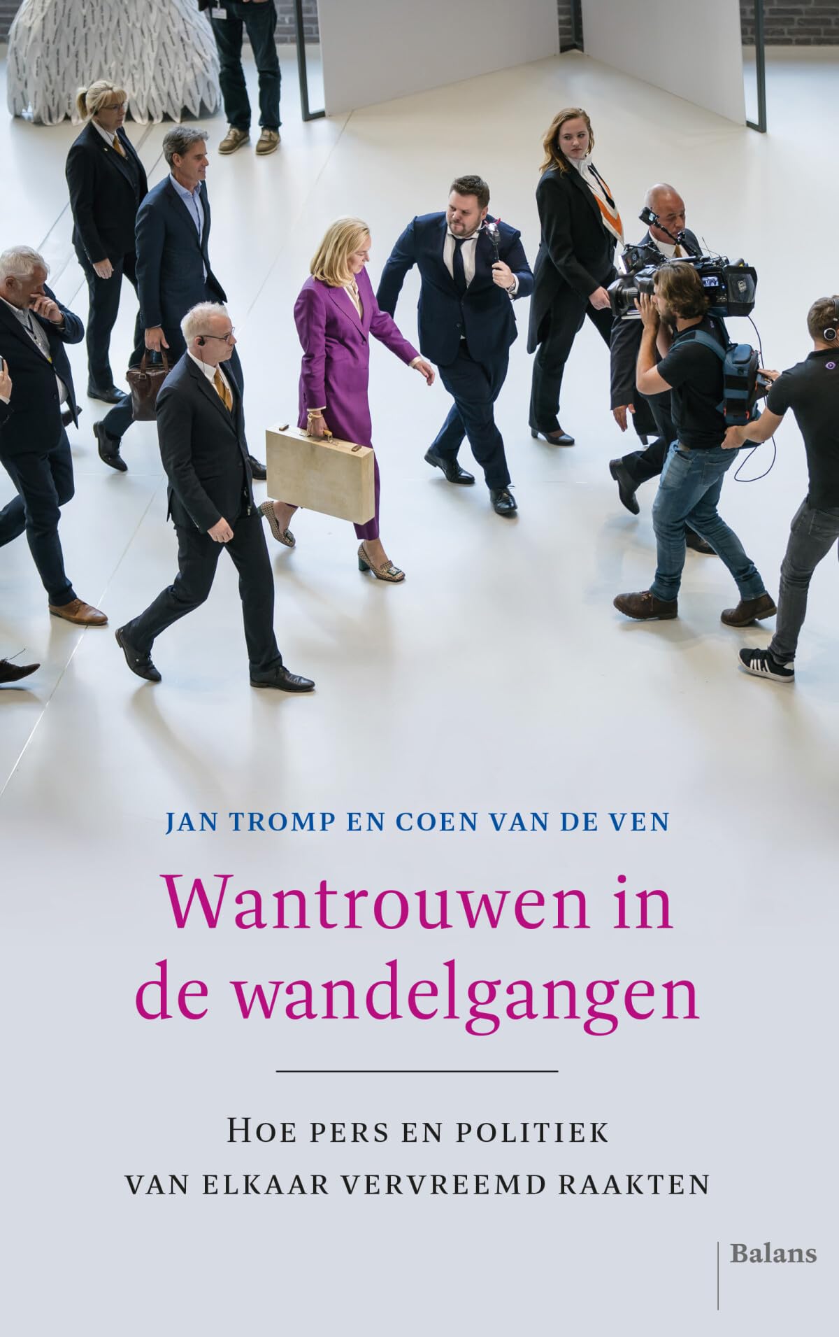 Wantrouwen in de wandelgangen: Hoe pers en politiek van elkaar vervreemd raakten book