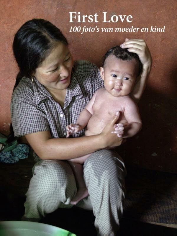 First love: 100 foto's van moeder en kind book