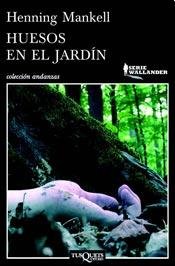 { HUESOS EN EL JARDIN = BONES IN THE GARDEN (SERIE WALLANDER) (SPANISH) } By Mankell, Henning ( Author ) Books
