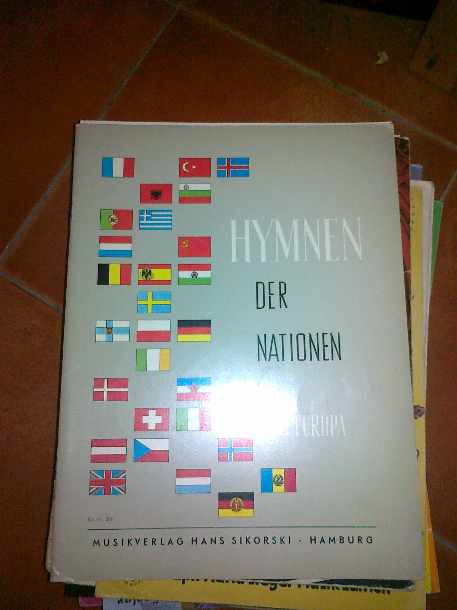Hymnen der Nationen: Europa. Klavier-Ausgabe. voice, piano. Arts & Music