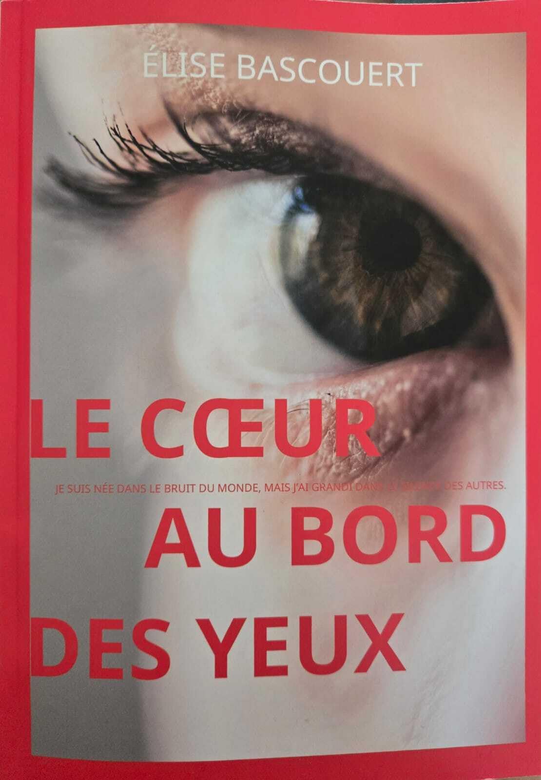 Le cœur au bord des yeux: Je suis née dans le bruit du monde, mais j’ai grandi dans le silence des autres. book
