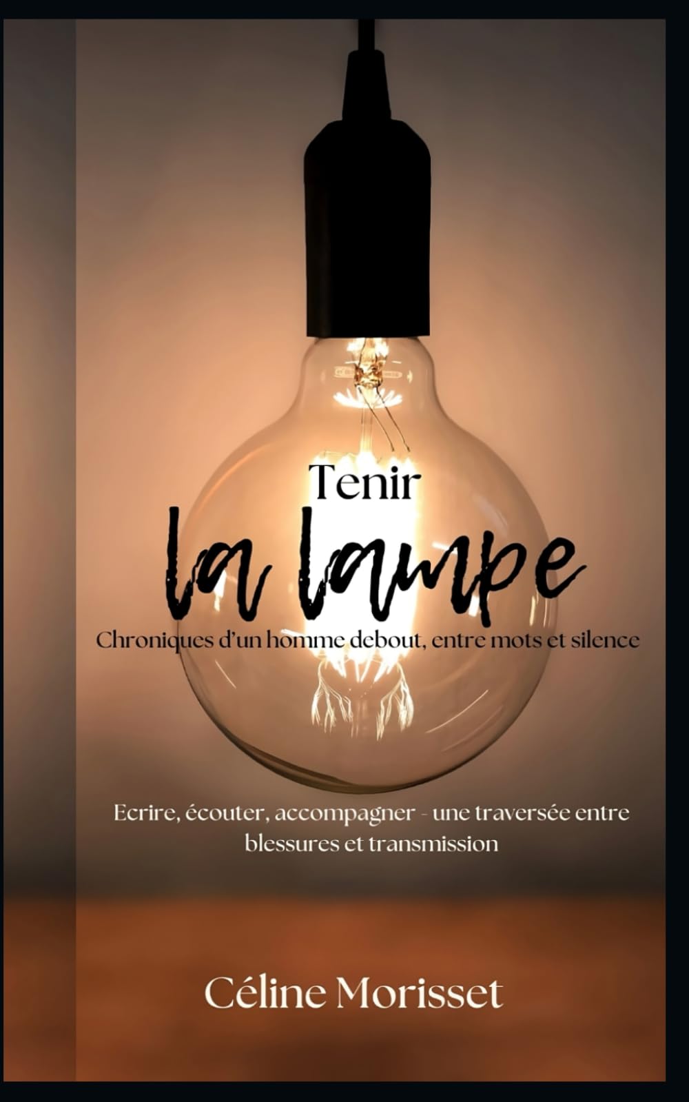 Tenir la lampe: Chroniques d'un homme debout, entre mots et silence book