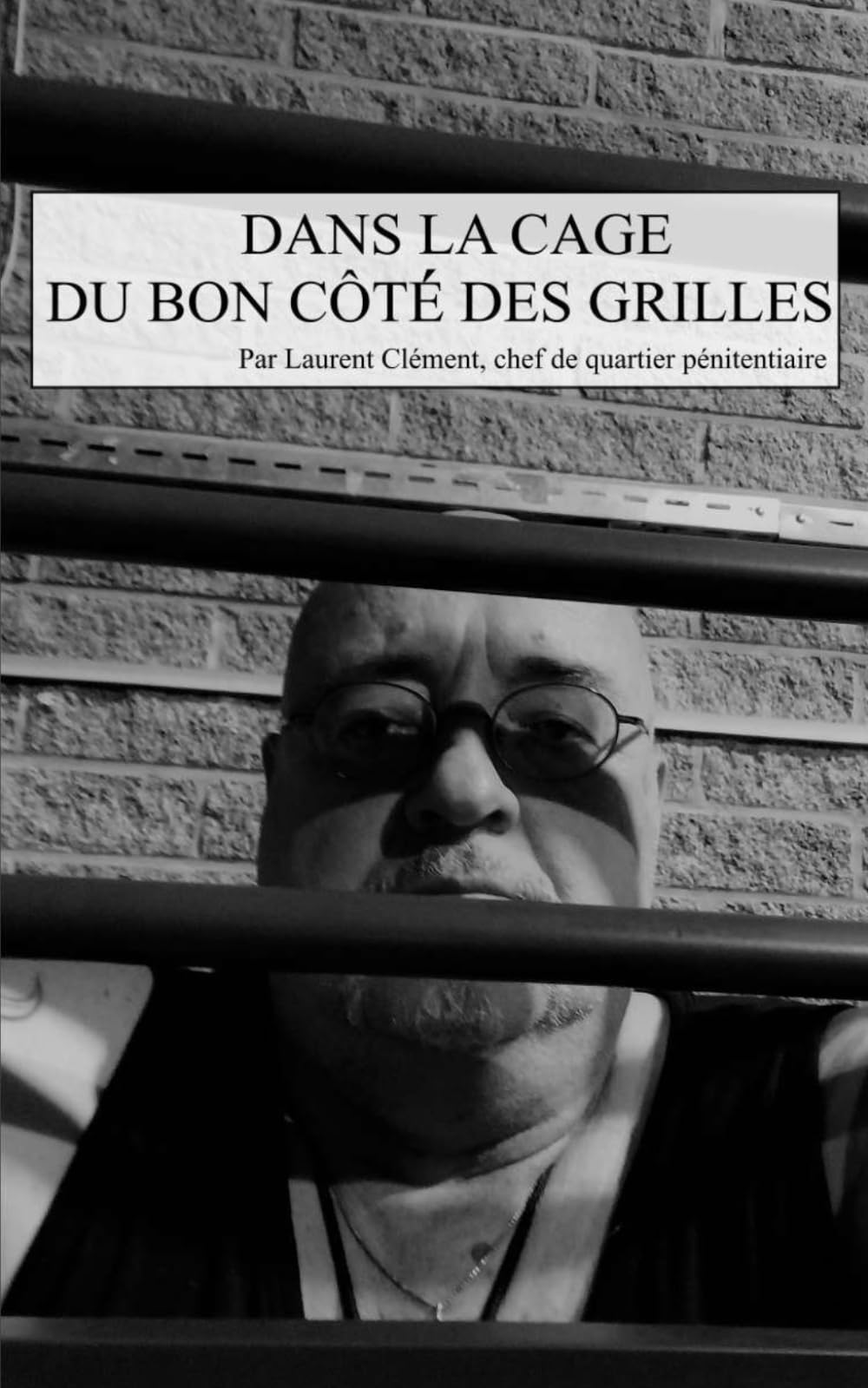 Dans la cage du bon côté des grilles book